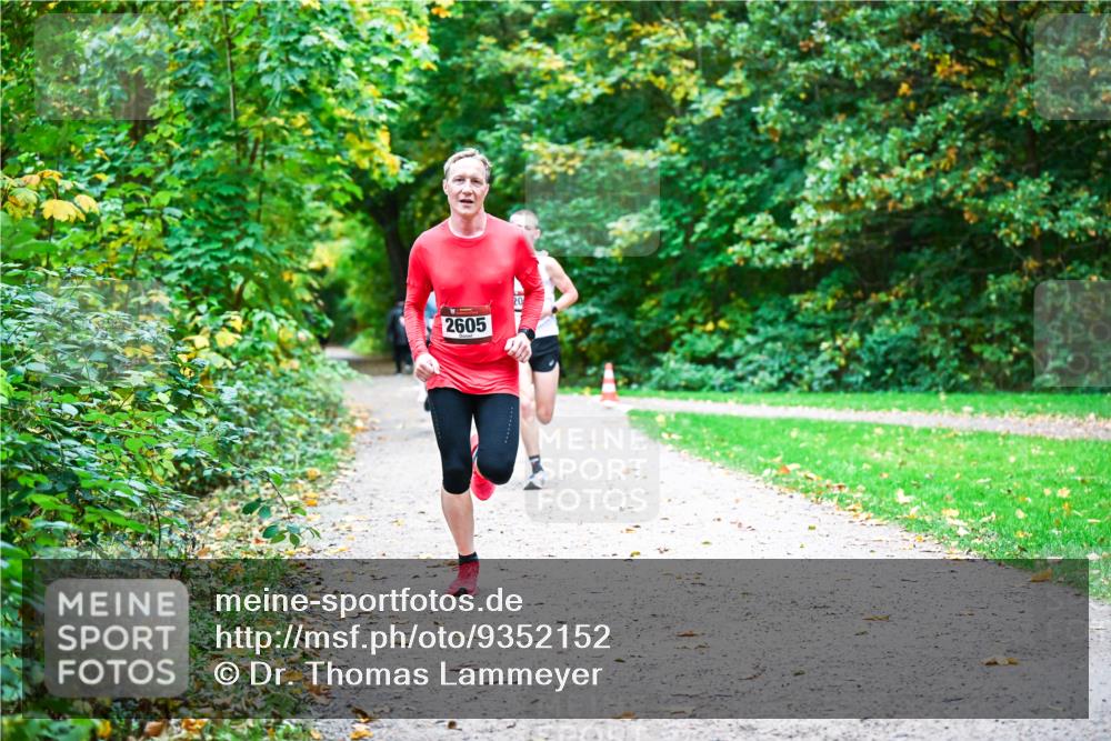 12.10.2025 - Bramfelder Halbmarathon 2025 Dr. Thomas Lammeyer http://msf.ph/oto/9352152 12.10.2025 10:42:26 Laufen 2605 meine-sportfotos.de