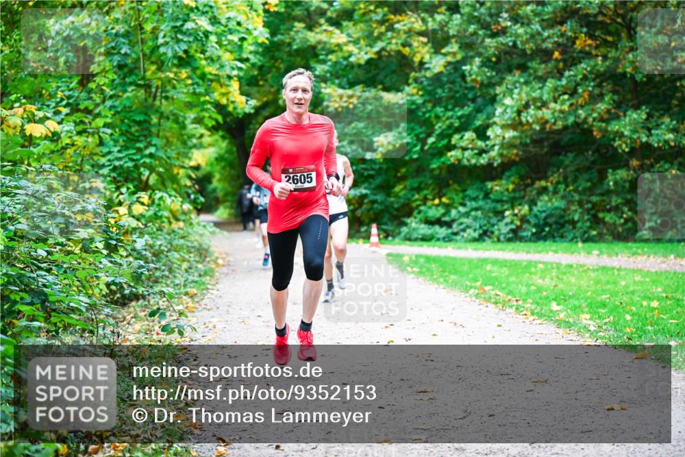 12.10.2025 - Bramfelder Halbmarathon 2025 Dr. Thomas Lammeyer http://msf.ph/oto/9352153 12.10.2025 10:42:26 Laufen 2605 meine-sportfotos.de