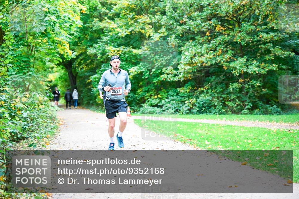 12.10.2025 - Bramfelder Halbmarathon 2025 Dr. Thomas Lammeyer http://msf.ph/oto/9352168 12.10.2025 10:42:29 Laufen 2521 meine-sportfotos.de