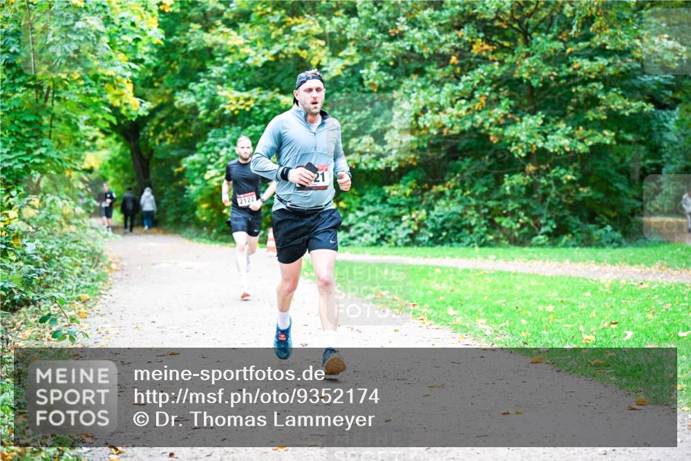 12.10.2025 - Bramfelder Halbmarathon 2025 Dr. Thomas Lammeyer http://msf.ph/oto/9352174 12.10.2025 10:42:30 Laufen 2122 meine-sportfotos.de