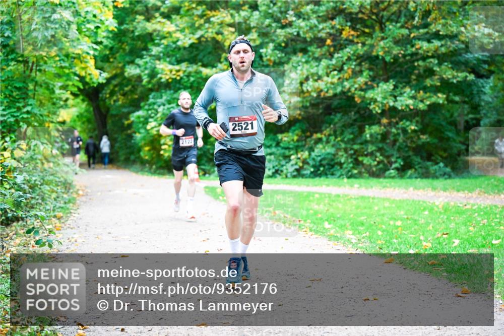 12.10.2025 - Bramfelder Halbmarathon 2025 Dr. Thomas Lammeyer http://msf.ph/oto/9352176 12.10.2025 10:42:30 Laufen 2521, 2122 meine-sportfotos.de
