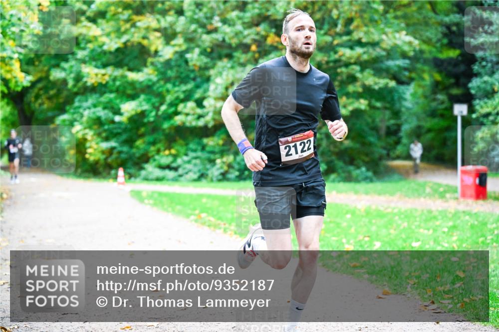 12.10.2025 - Bramfelder Halbmarathon 2025 Dr. Thomas Lammeyer http://msf.ph/oto/9352187 12.10.2025 10:42:32 Laufen 2122 meine-sportfotos.de