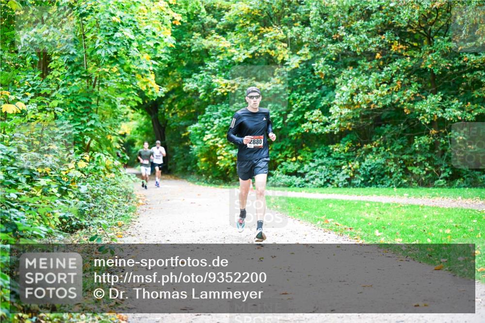 12.10.2025 - Bramfelder Halbmarathon 2025 Dr. Thomas Lammeyer http://msf.ph/oto/9352200 12.10.2025 10:42:39 Laufen 2880 meine-sportfotos.de