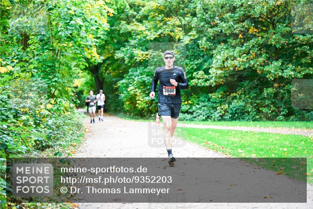 12.10.2025 - Bramfelder Halbmarathon 2025 Dr. Thomas Lammeyer http://msf.ph/oto/9352203 12.10.2025 10:42:39 Laufen 2880 meine-sportfotos.de
