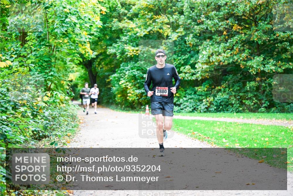 12.10.2025 - Bramfelder Halbmarathon 2025 Dr. Thomas Lammeyer http://msf.ph/oto/9352204 12.10.2025 10:42:39 Laufen 2880 meine-sportfotos.de