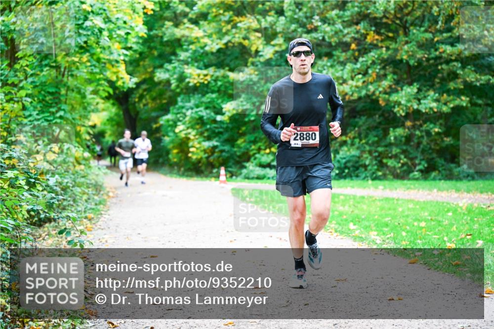 12.10.2025 - Bramfelder Halbmarathon 2025 Dr. Thomas Lammeyer http://msf.ph/oto/9352210 12.10.2025 10:42:40 Laufen 2880, 8 meine-sportfotos.de