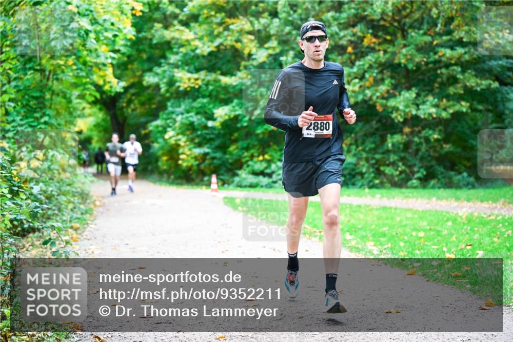 12.10.2025 - Bramfelder Halbmarathon 2025 Dr. Thomas Lammeyer http://msf.ph/oto/9352211 12.10.2025 10:42:40 Laufen 2880, 8 meine-sportfotos.de