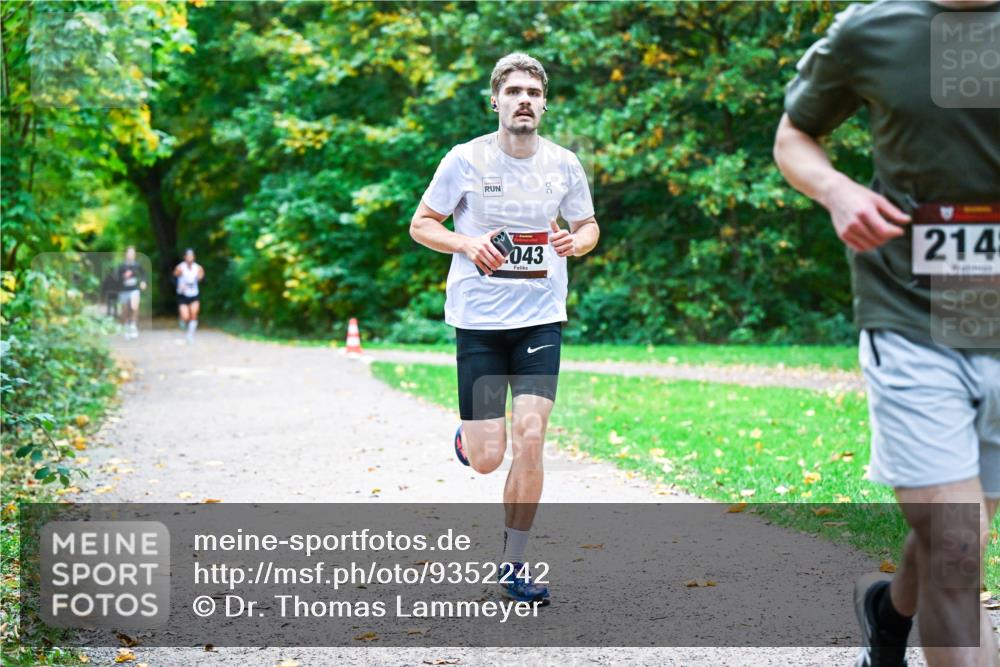 12.10.2025 - Bramfelder Halbmarathon 2025 Dr. Thomas Lammeyer http://msf.ph/oto/9352242 12.10.2025 10:42:47 Laufen 043, 214 meine-sportfotos.de