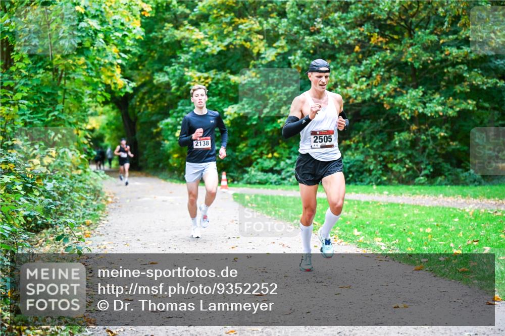 12.10.2025 - Bramfelder Halbmarathon 2025 Dr. Thomas Lammeyer http://msf.ph/oto/9352252 12.10.2025 10:42:53 Laufen 2138, 2505, 8, 12 meine-sportfotos.de