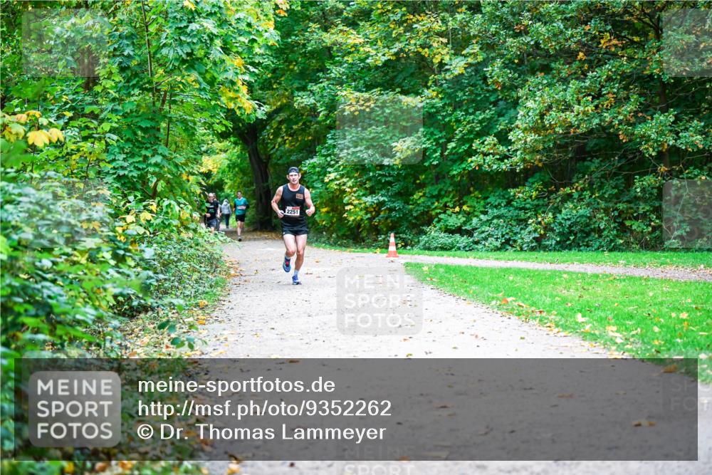 12.10.2025 - Bramfelder Halbmarathon 2025 Dr. Thomas Lammeyer http://msf.ph/oto/9352262 12.10.2025 10:42:57 Laufen 2251 meine-sportfotos.de