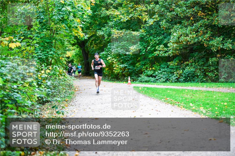 12.10.2025 - Bramfelder Halbmarathon 2025 Dr. Thomas Lammeyer http://msf.ph/oto/9352263 12.10.2025 10:42:58 Laufen 2251 meine-sportfotos.de