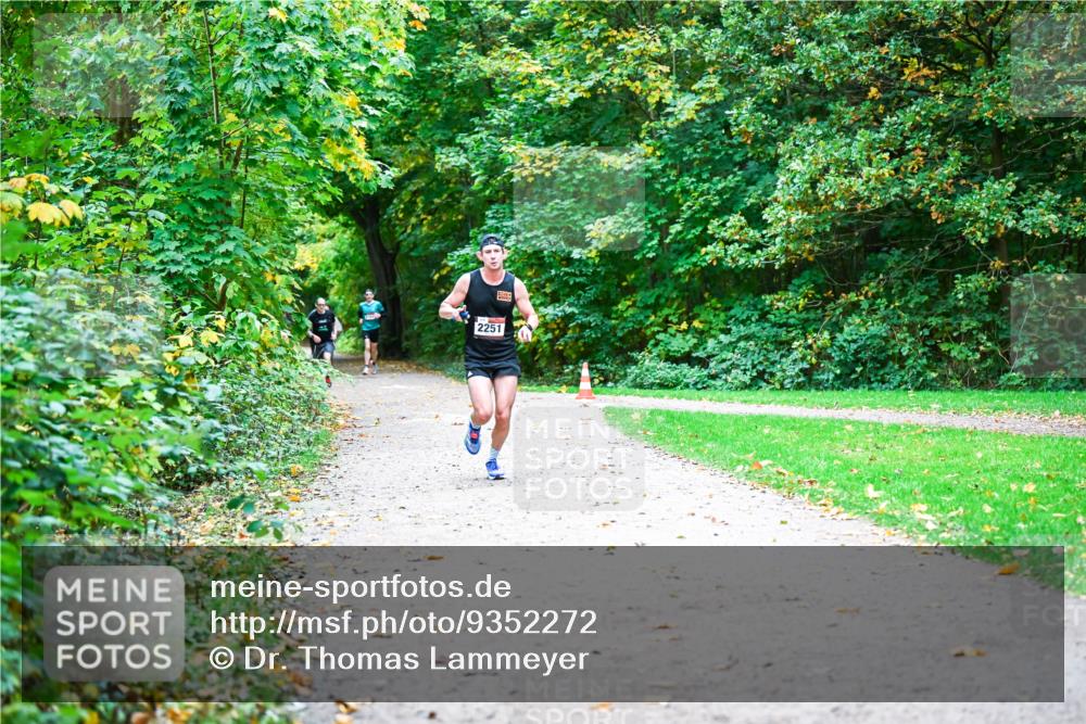 12.10.2025 - Bramfelder Halbmarathon 2025 Dr. Thomas Lammeyer http://msf.ph/oto/9352272 12.10.2025 10:42:59 Laufen 2251 meine-sportfotos.de