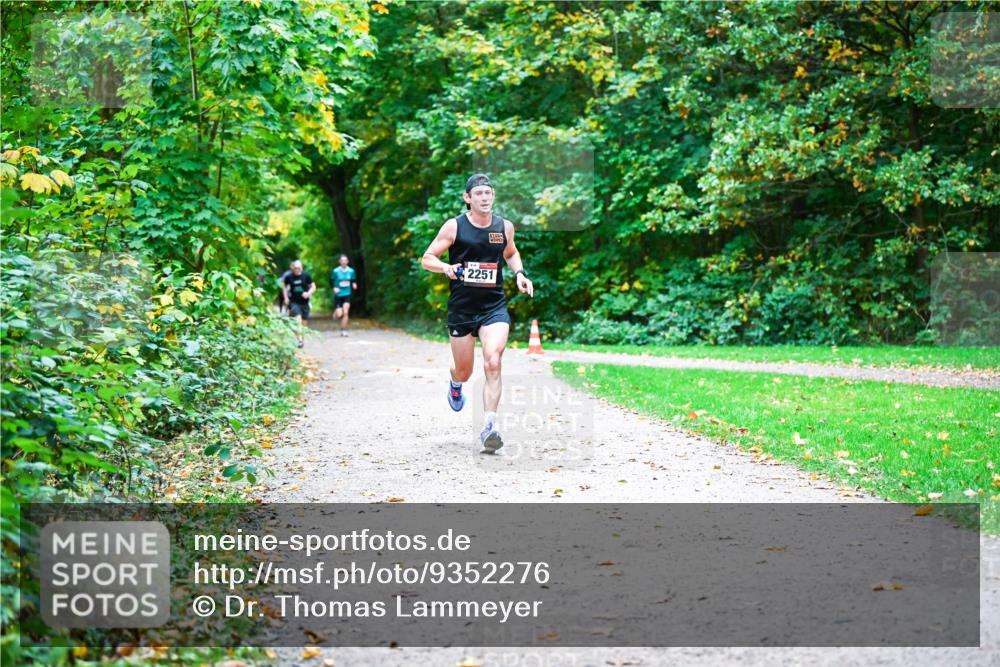 12.10.2025 - Bramfelder Halbmarathon 2025 Dr. Thomas Lammeyer http://msf.ph/oto/9352276 12.10.2025 10:42:59 Laufen 2251 meine-sportfotos.de