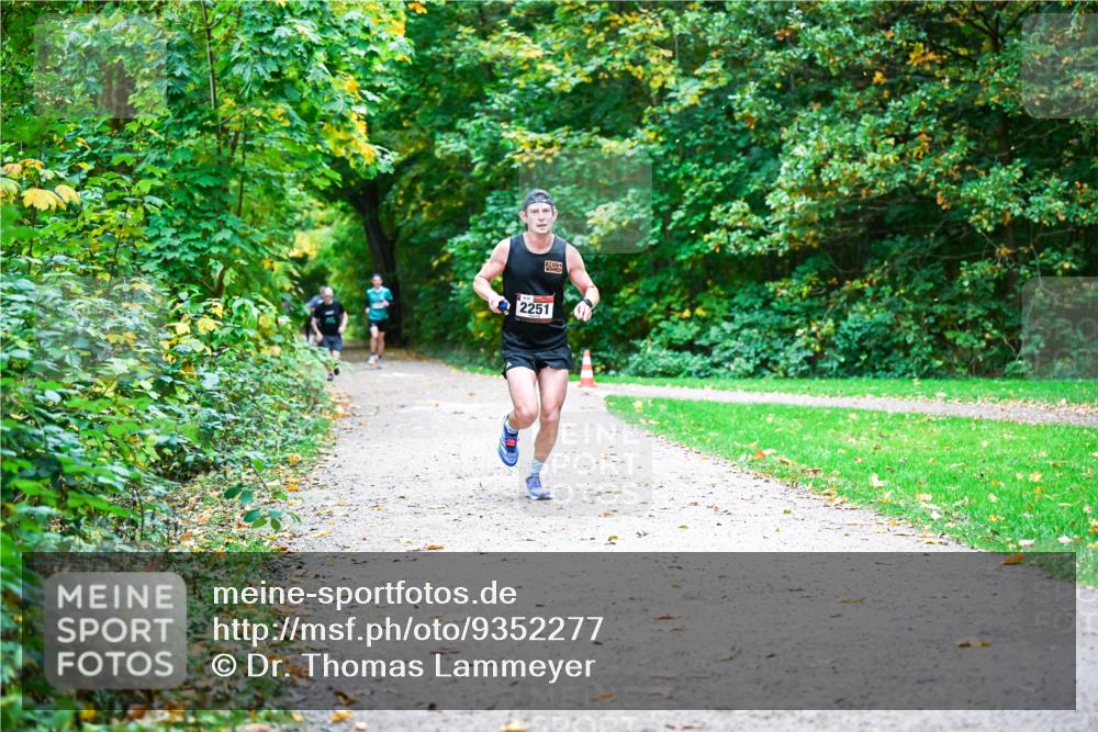 12.10.2025 - Bramfelder Halbmarathon 2025 Dr. Thomas Lammeyer http://msf.ph/oto/9352277 12.10.2025 10:42:59 Laufen 2251 meine-sportfotos.de