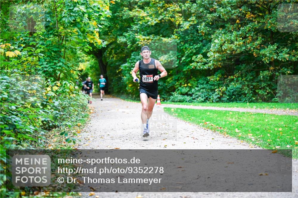 12.10.2025 - Bramfelder Halbmarathon 2025 Dr. Thomas Lammeyer http://msf.ph/oto/9352278 12.10.2025 10:43:00 Laufen 2251 meine-sportfotos.de