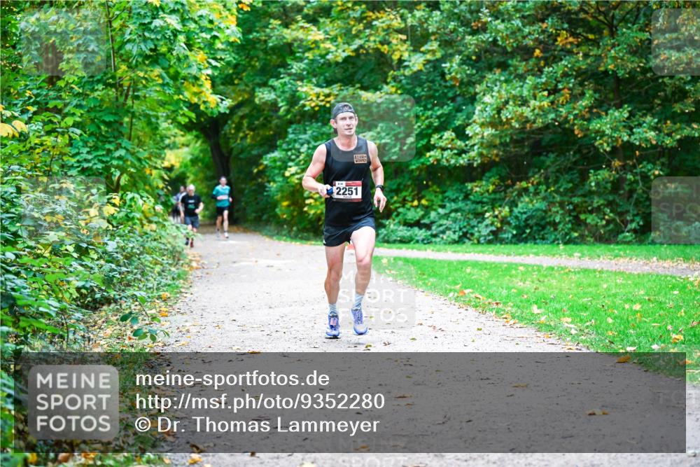 12.10.2025 - Bramfelder Halbmarathon 2025 Dr. Thomas Lammeyer http://msf.ph/oto/9352280 12.10.2025 10:43:00 Laufen 2251 meine-sportfotos.de
