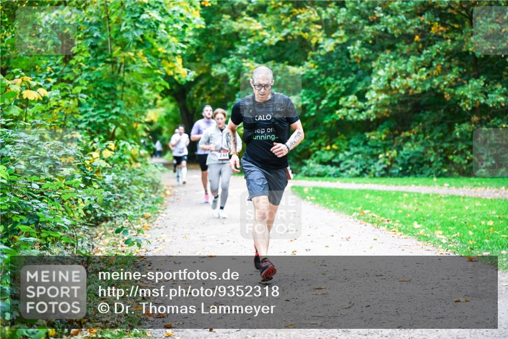 12.10.2025 - Bramfelder Halbmarathon 2025 Dr. Thomas Lammeyer http://msf.ph/oto/9352318 12.10.2025 10:43:09 Laufen 248 meine-sportfotos.de