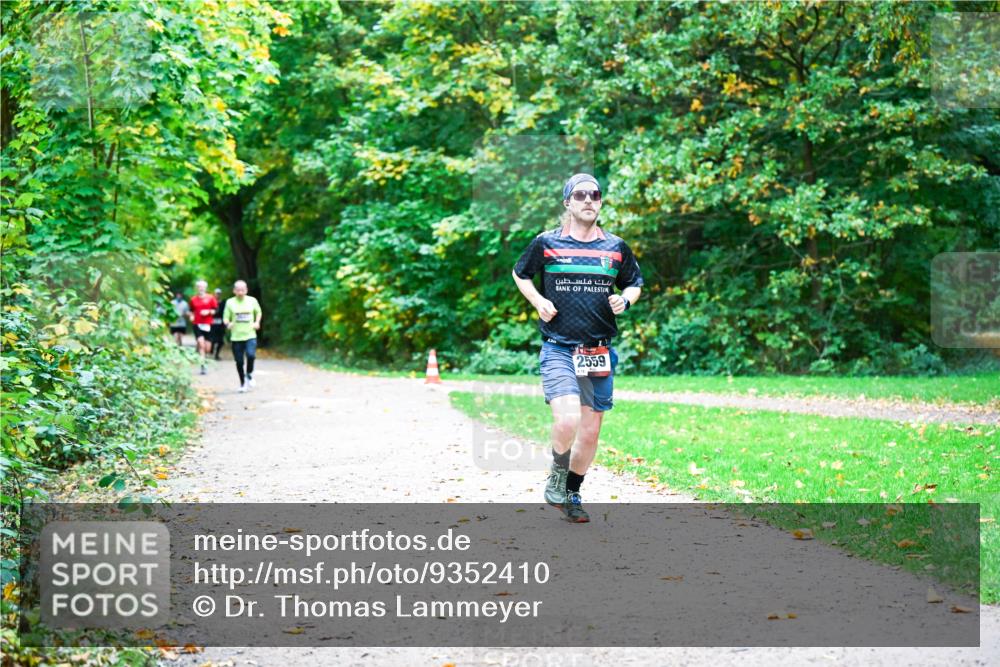 12.10.2025 - Bramfelder Halbmarathon 2025 Dr. Thomas Lammeyer http://msf.ph/oto/9352410 12.10.2025 10:43:35 Laufen 2559 meine-sportfotos.de