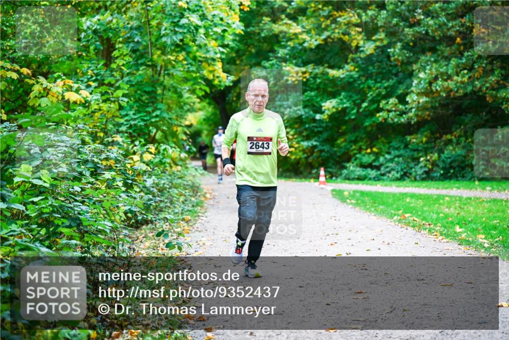 12.10.2025 - Bramfelder Halbmarathon 2025 Dr. Thomas Lammeyer http://msf.ph/oto/9352437 12.10.2025 10:43:41 Laufen 2643 meine-sportfotos.de