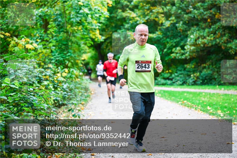 12.10.2025 - Bramfelder Halbmarathon 2025 Dr. Thomas Lammeyer http://msf.ph/oto/9352442 12.10.2025 10:43:41 Laufen 2643 meine-sportfotos.de