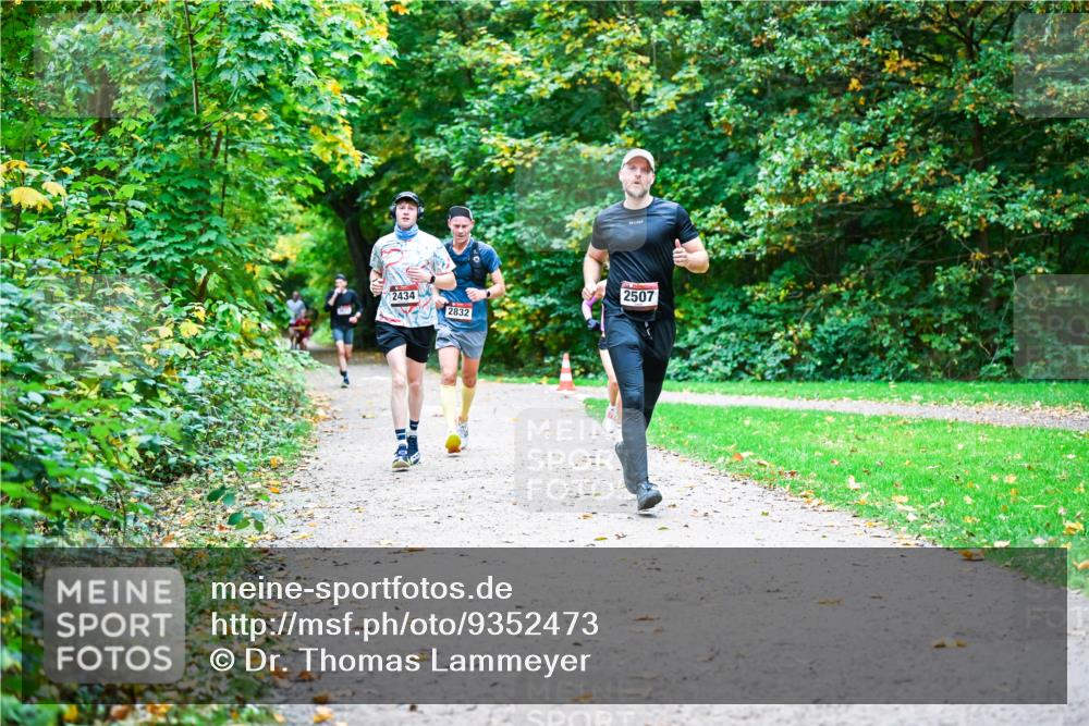 12.10.2025 - Bramfelder Halbmarathon 2025 Dr. Thomas Lammeyer http://msf.ph/oto/9352473 12.10.2025 10:43:47 Laufen 2434, 2832, 2507 meine-sportfotos.de