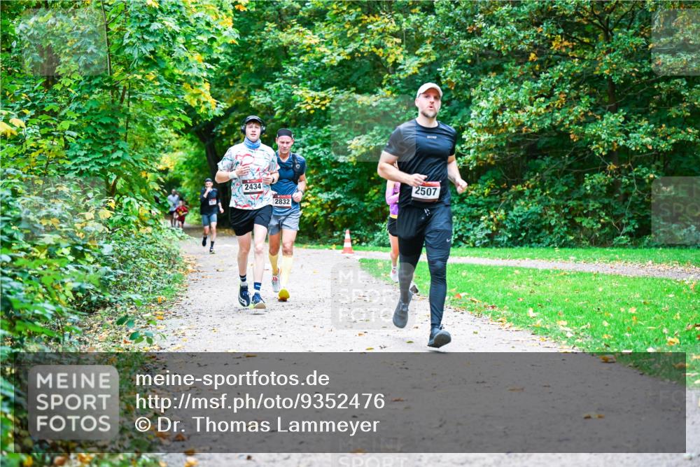 12.10.2025 - Bramfelder Halbmarathon 2025 Dr. Thomas Lammeyer http://msf.ph/oto/9352476 12.10.2025 10:43:47 Laufen 2434, 2832, 2507 meine-sportfotos.de