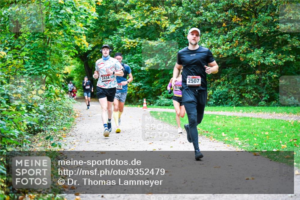 12.10.2025 - Bramfelder Halbmarathon 2025 Dr. Thomas Lammeyer http://msf.ph/oto/9352479 12.10.2025 10:43:48 Laufen 2434, 32, 264, 2507 meine-sportfotos.de