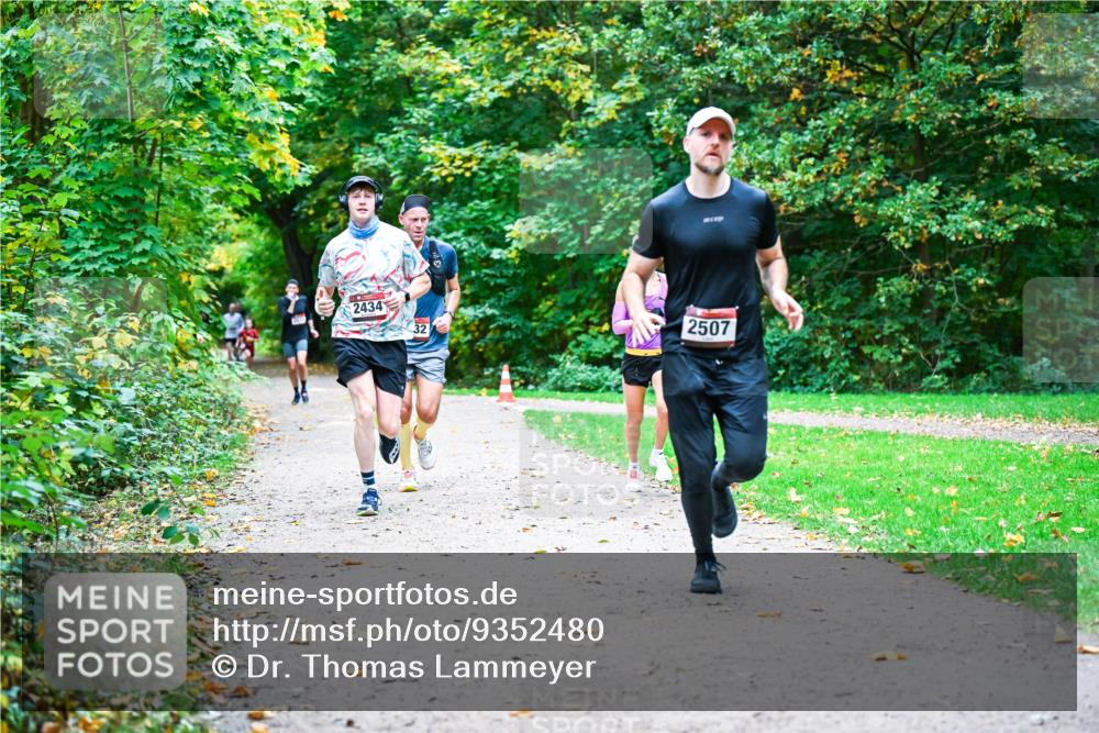 12.10.2025 - Bramfelder Halbmarathon 2025 Dr. Thomas Lammeyer http://msf.ph/oto/9352480 12.10.2025 10:43:48 Laufen 2434, 32, 2507 meine-sportfotos.de