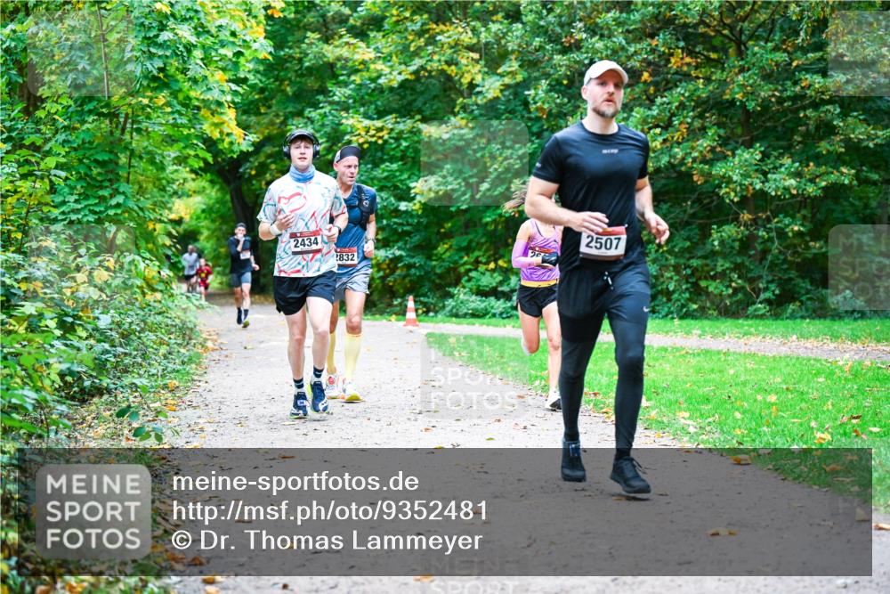 12.10.2025 - Bramfelder Halbmarathon 2025 Dr. Thomas Lammeyer http://msf.ph/oto/9352481 12.10.2025 10:43:48 Laufen 2434, 2832, 2507 meine-sportfotos.de