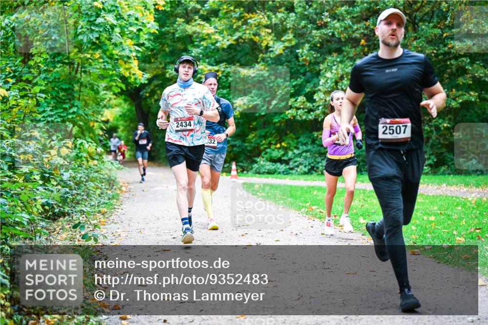 12.10.2025 - Bramfelder Halbmarathon 2025 Dr. Thomas Lammeyer http://msf.ph/oto/9352483 12.10.2025 10:43:48 Laufen 2434, 32, 2507 meine-sportfotos.de