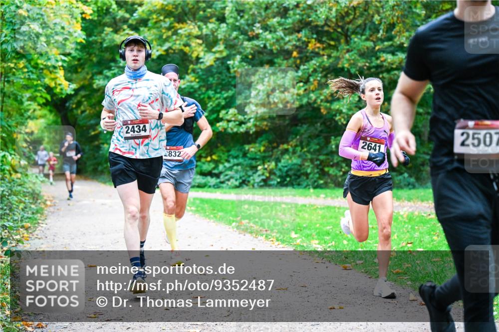 12.10.2025 - Bramfelder Halbmarathon 2025 Dr. Thomas Lammeyer http://msf.ph/oto/9352487 12.10.2025 10:43:49 Laufen 2434, 2832, 2641, 2507 meine-sportfotos.de
