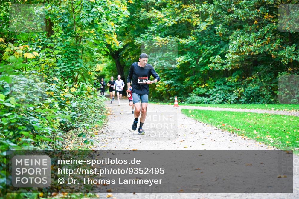 12.10.2025 - Bramfelder Halbmarathon 2025 Dr. Thomas Lammeyer http://msf.ph/oto/9352495 12.10.2025 10:43:53 Laufen 2573 meine-sportfotos.de