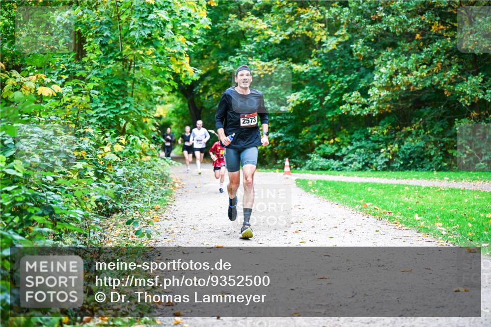 12.10.2025 - Bramfelder Halbmarathon 2025 Dr. Thomas Lammeyer http://msf.ph/oto/9352500 12.10.2025 10:43:54 Laufen 2573 meine-sportfotos.de