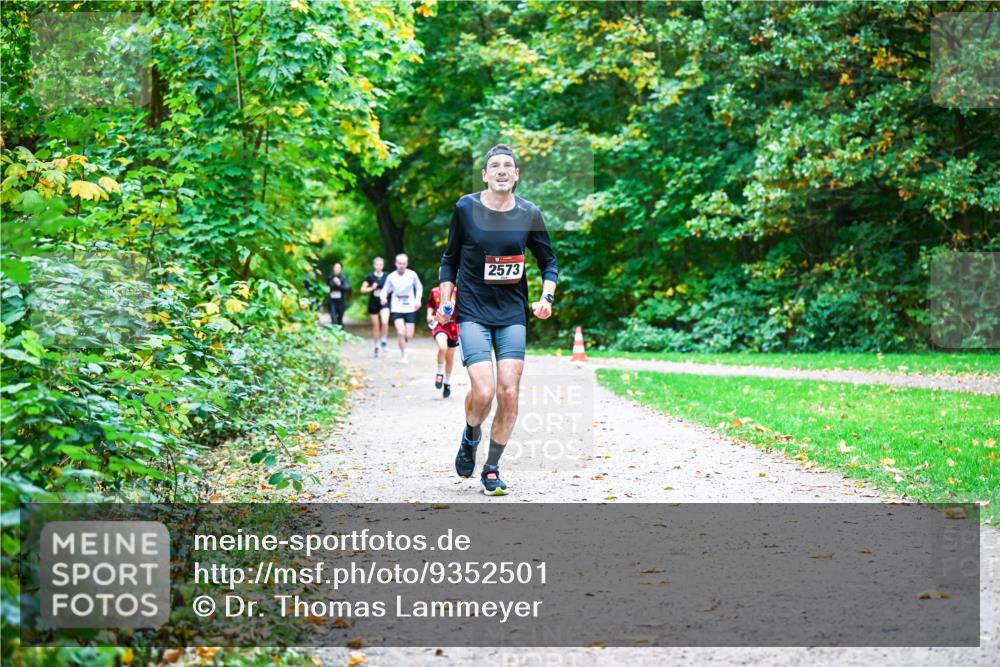 12.10.2025 - Bramfelder Halbmarathon 2025 Dr. Thomas Lammeyer http://msf.ph/oto/9352501 12.10.2025 10:43:54 Laufen 2573 meine-sportfotos.de