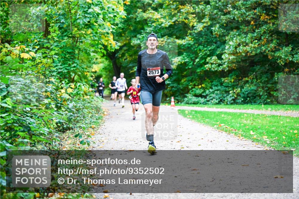 12.10.2025 - Bramfelder Halbmarathon 2025 Dr. Thomas Lammeyer http://msf.ph/oto/9352502 12.10.2025 10:43:54 Laufen 2573 meine-sportfotos.de