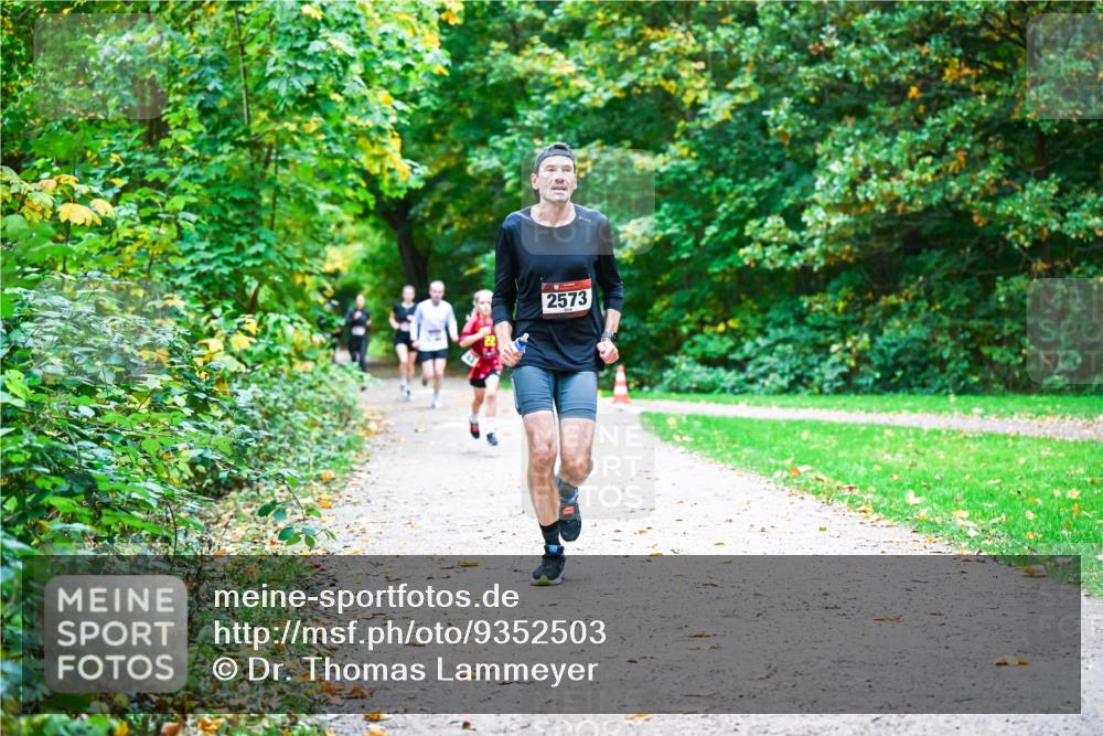 12.10.2025 - Bramfelder Halbmarathon 2025 Dr. Thomas Lammeyer http://msf.ph/oto/9352503 12.10.2025 10:43:54 Laufen 2573 meine-sportfotos.de