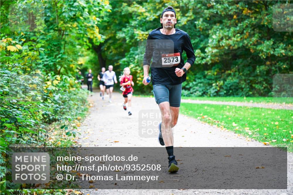 12.10.2025 - Bramfelder Halbmarathon 2025 Dr. Thomas Lammeyer http://msf.ph/oto/9352508 12.10.2025 10:43:55 Laufen 2573 meine-sportfotos.de