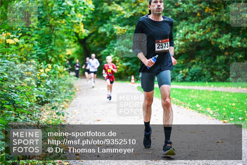 12.10.2025 - Bramfelder Halbmarathon 2025 Dr. Thomas Lammeyer http://msf.ph/oto/9352510 12.10.2025 10:43:55 Laufen 2573 meine-sportfotos.de