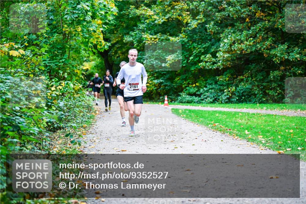 12.10.2025 - Bramfelder Halbmarathon 2025 Dr. Thomas Lammeyer http://msf.ph/oto/9352527 12.10.2025 10:43:59 Laufen 511, 2161 meine-sportfotos.de