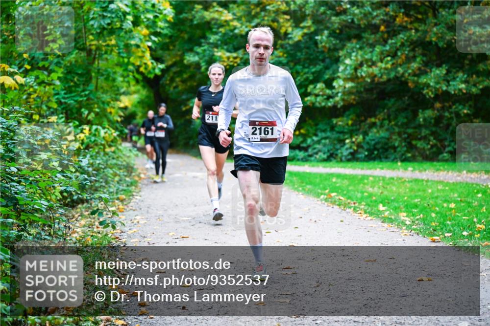 12.10.2025 - Bramfelder Halbmarathon 2025 Dr. Thomas Lammeyer http://msf.ph/oto/9352537 12.10.2025 10:44:00 Laufen 211, 2161, 143 meine-sportfotos.de
