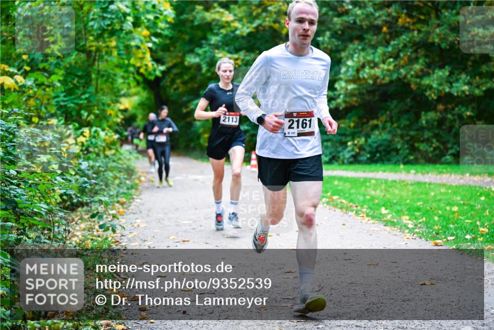 12.10.2025 - Bramfelder Halbmarathon 2025 Dr. Thomas Lammeyer http://msf.ph/oto/9352539 12.10.2025 10:44:01 Laufen 2113, 2161, 143 meine-sportfotos.de