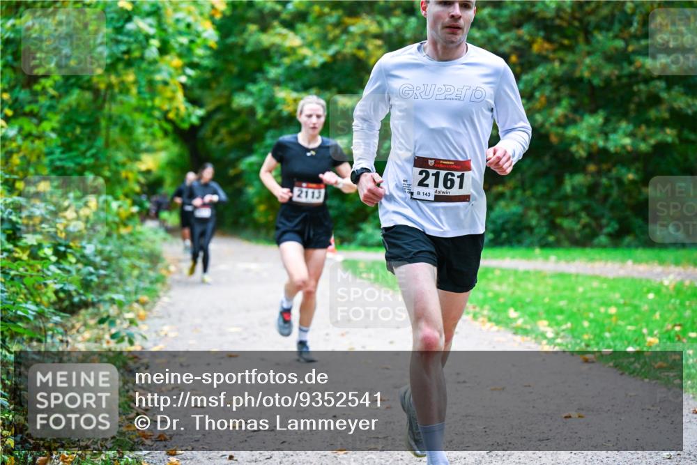 12.10.2025 - Bramfelder Halbmarathon 2025 Dr. Thomas Lammeyer http://msf.ph/oto/9352541 12.10.2025 10:44:01 Laufen 2113, 2161, 143 meine-sportfotos.de