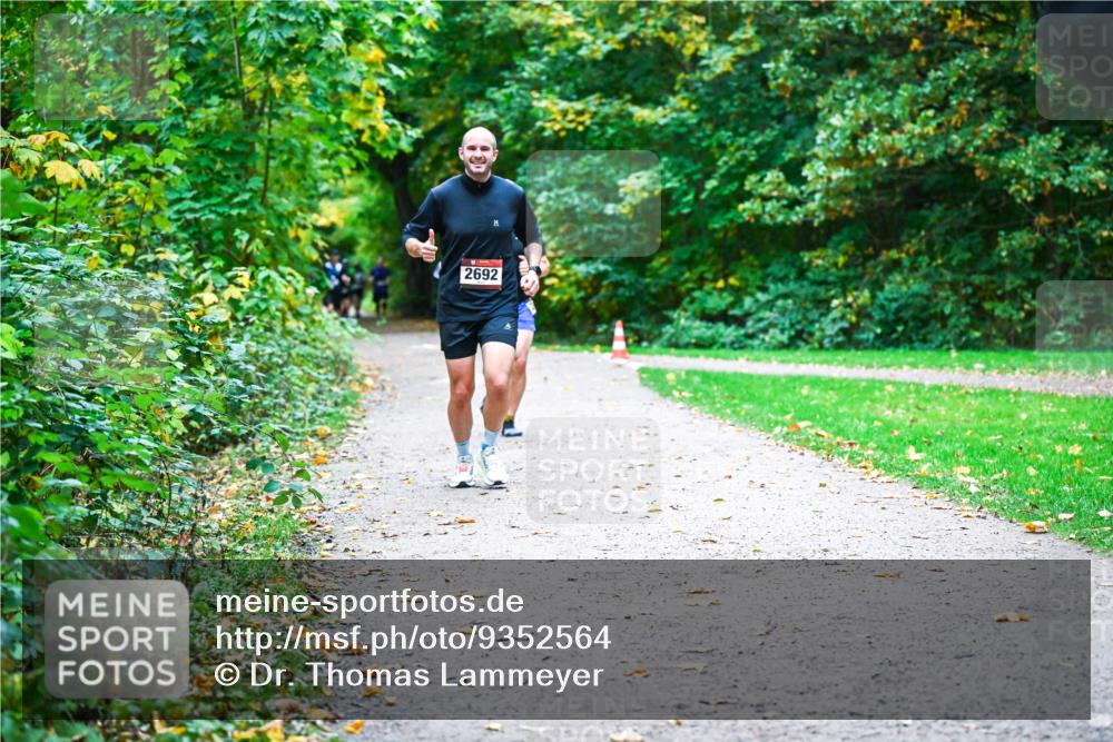 12.10.2025 - Bramfelder Halbmarathon 2025 Dr. Thomas Lammeyer http://msf.ph/oto/9352564 12.10.2025 10:44:07 Laufen 2692 meine-sportfotos.de