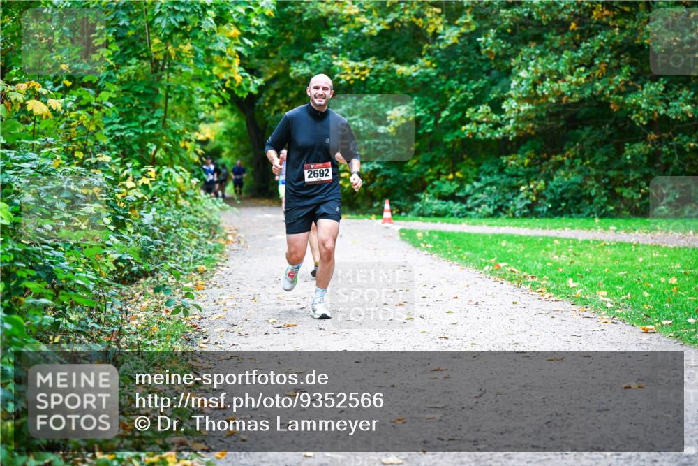 12.10.2025 - Bramfelder Halbmarathon 2025 Dr. Thomas Lammeyer http://msf.ph/oto/9352566 12.10.2025 10:44:07 Laufen 2692 meine-sportfotos.de