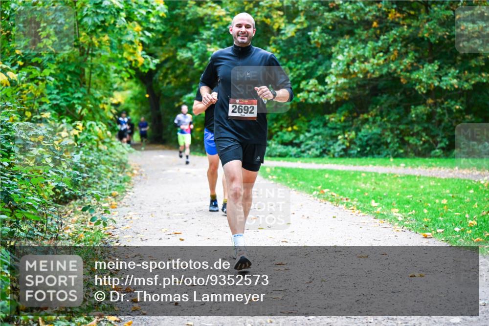 12.10.2025 - Bramfelder Halbmarathon 2025 Dr. Thomas Lammeyer http://msf.ph/oto/9352573 12.10.2025 10:44:08 Laufen 2692 meine-sportfotos.de