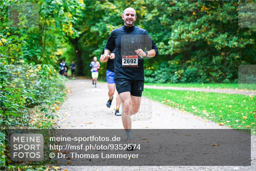 12.10.2025 - Bramfelder Halbmarathon 2025 Dr. Thomas Lammeyer http://msf.ph/oto/9352574 12.10.2025 10:44:08 Laufen 2692 meine-sportfotos.de