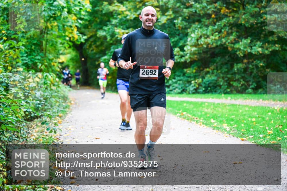 12.10.2025 - Bramfelder Halbmarathon 2025 Dr. Thomas Lammeyer http://msf.ph/oto/9352575 12.10.2025 10:44:08 Laufen 8, 2692 meine-sportfotos.de