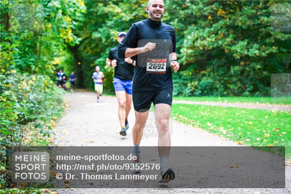 12.10.2025 - Bramfelder Halbmarathon 2025 Dr. Thomas Lammeyer http://msf.ph/oto/9352576 12.10.2025 10:44:08 Laufen 2692 meine-sportfotos.de
