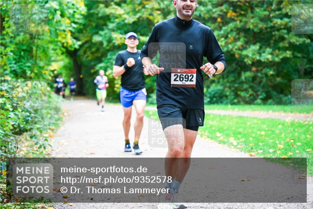 12.10.2025 - Bramfelder Halbmarathon 2025 Dr. Thomas Lammeyer http://msf.ph/oto/9352578 12.10.2025 10:44:09 Laufen 34, 2692 meine-sportfotos.de