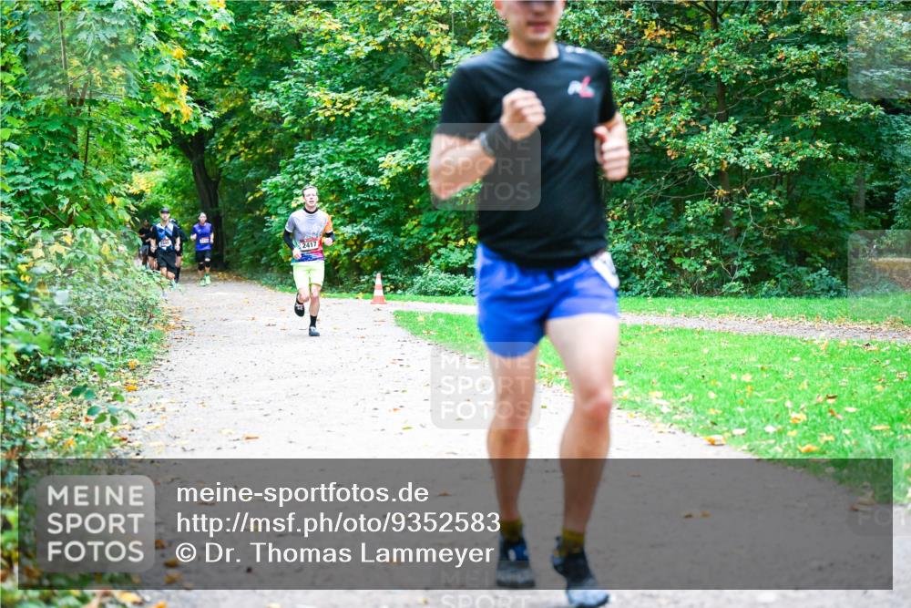 12.10.2025 - Bramfelder Halbmarathon 2025 Dr. Thomas Lammeyer http://msf.ph/oto/9352583 12.10.2025 10:44:10 Laufen 2417 meine-sportfotos.de